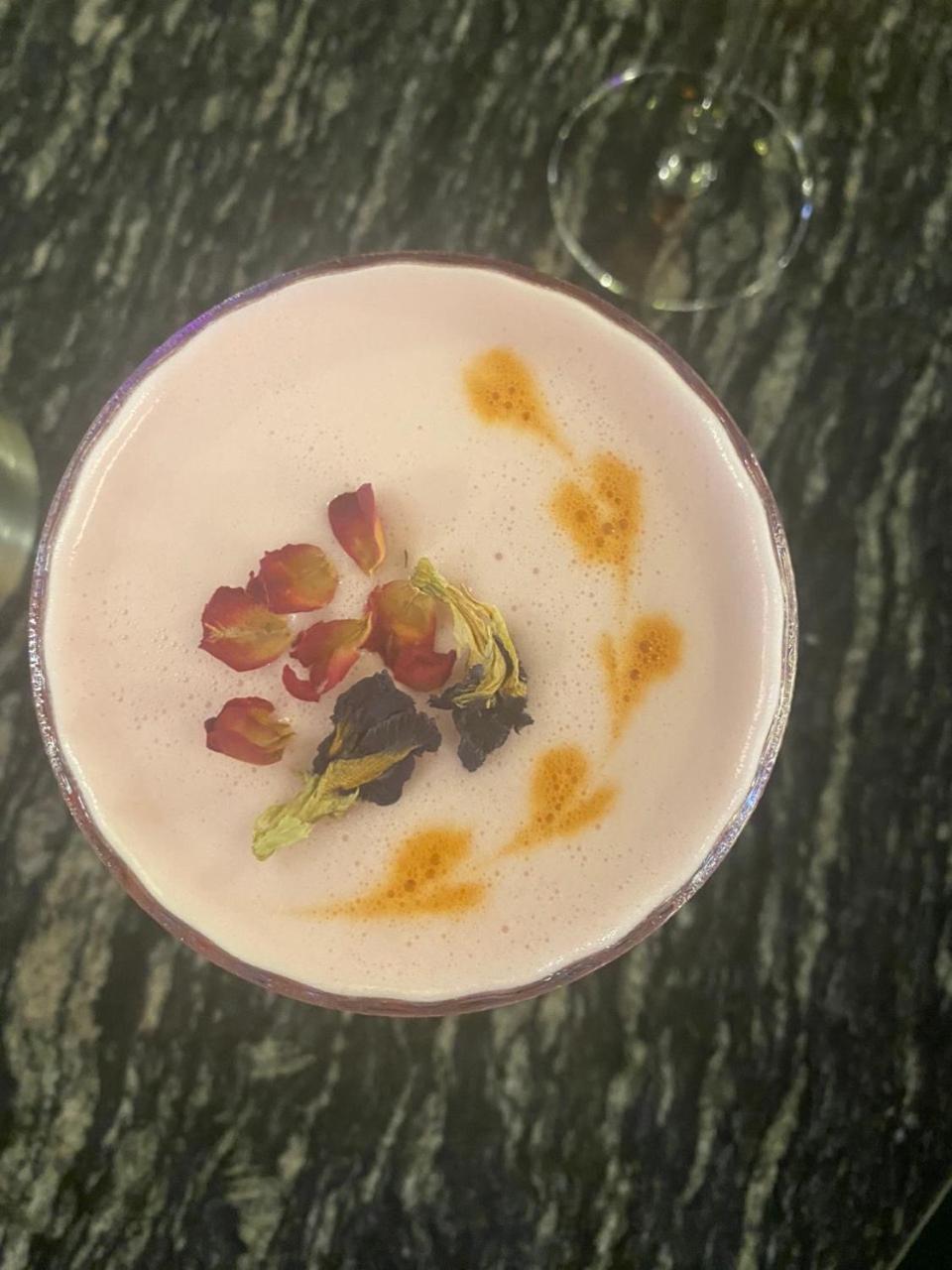 Le Petit & Rooftop Bar Khách sạn 4*